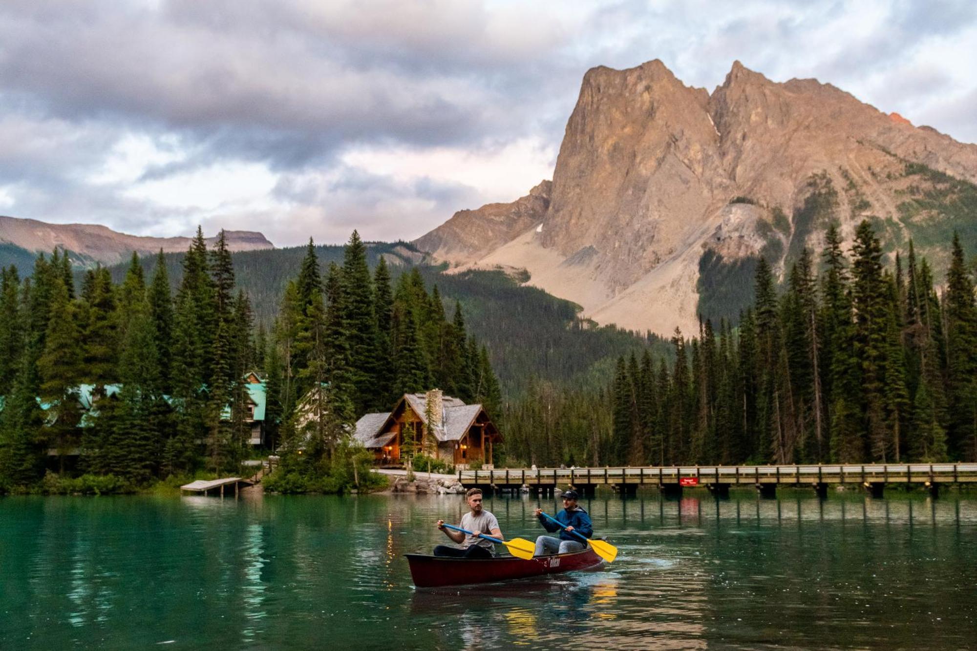 Emerald Lake Lodge Field Exterior photo