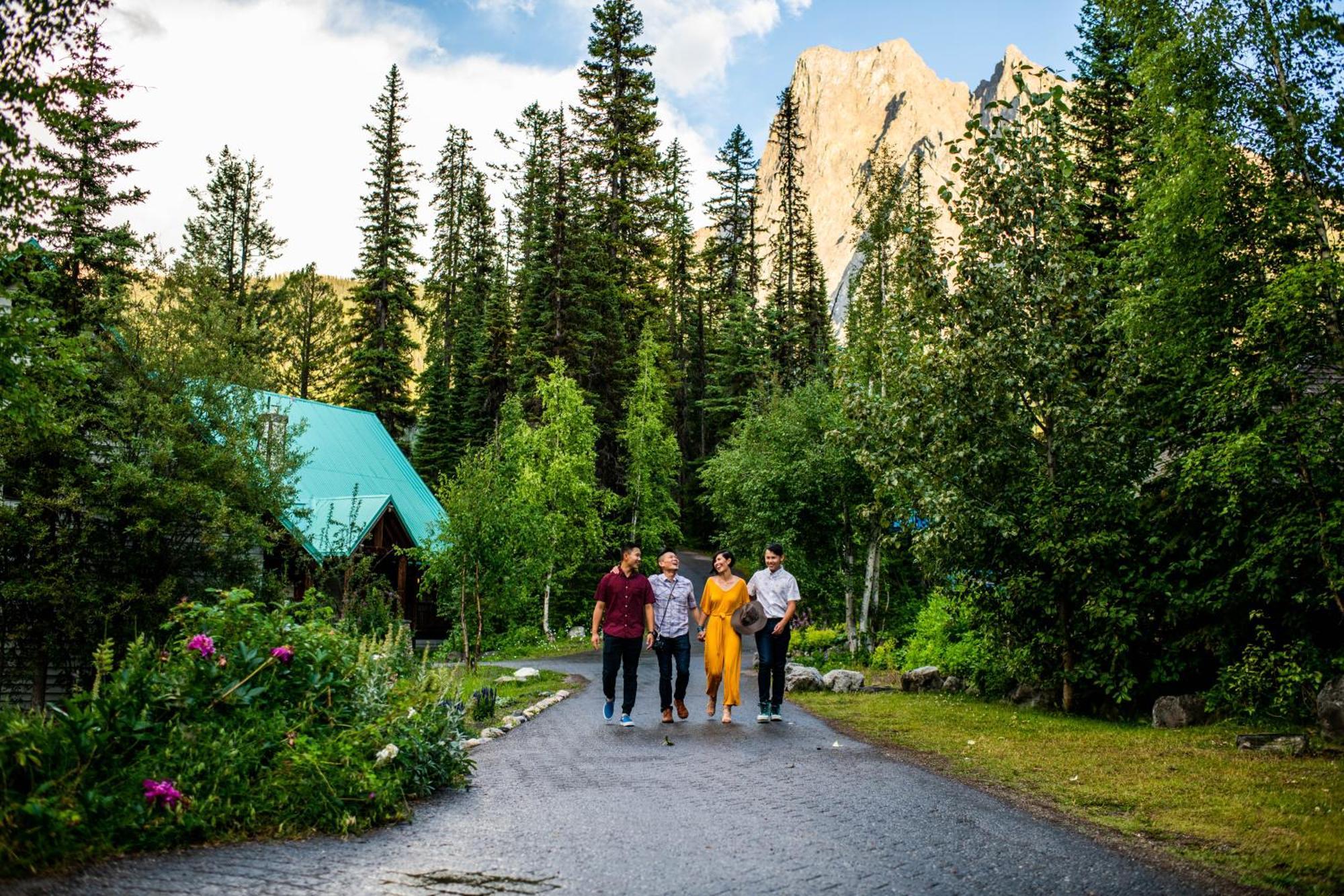 Emerald Lake Lodge Field Exterior photo