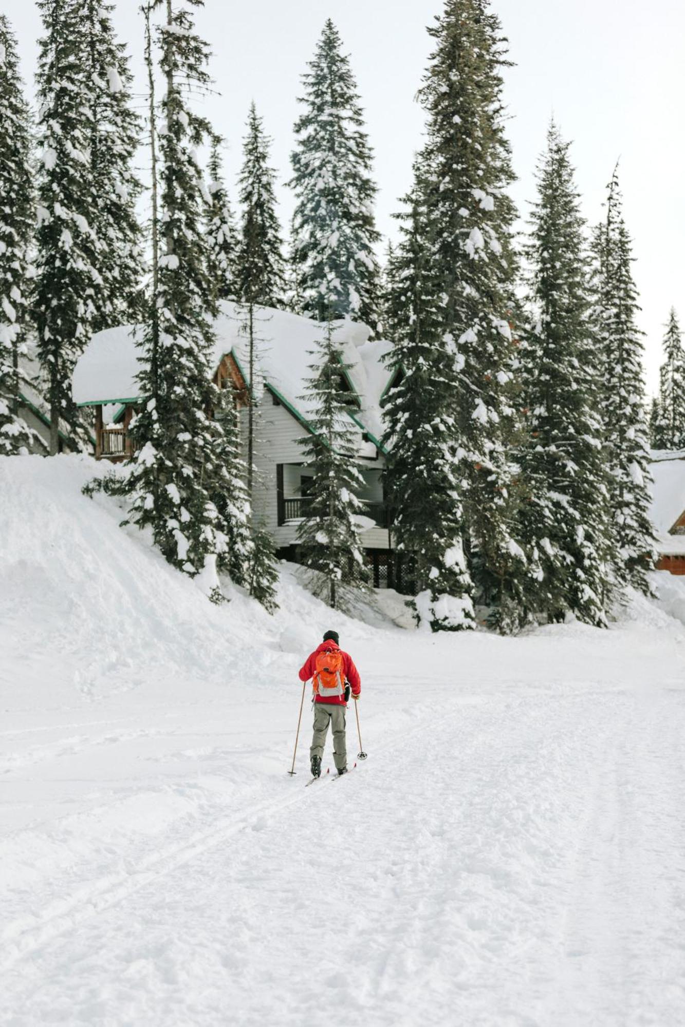 Emerald Lake Lodge Field Exterior photo