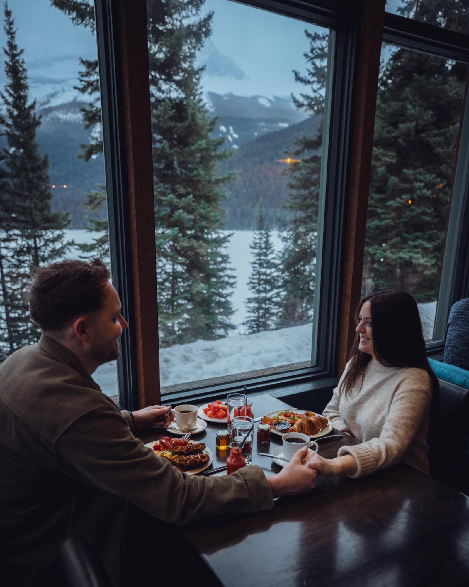 Emerald Lake Lodge Field Exterior photo